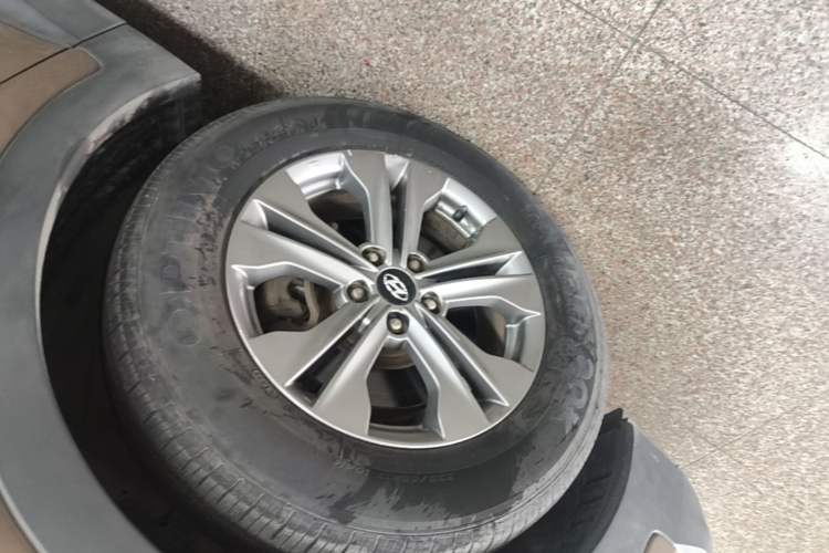 Used Hyundai Santa Fe 2015 2.4L Automatic All-Wheel Drive Smart Version 5 Seats Exterior 4