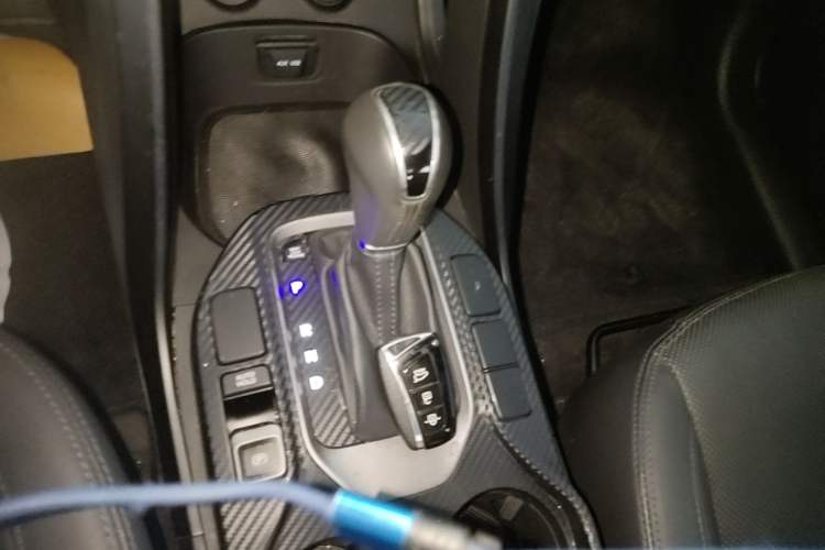 Used Hyundai Santa Fe 2015 2.4L Automatic Two-Wheel Drive Smart Version 5 Seats Gear Lever