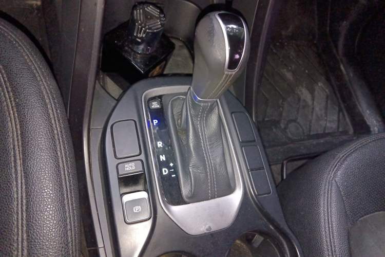 Used Hyundai Santa Fe 2015 2.4L Automatic Two-Wheel Drive Comfort Edition 5 Seats Gear Lever