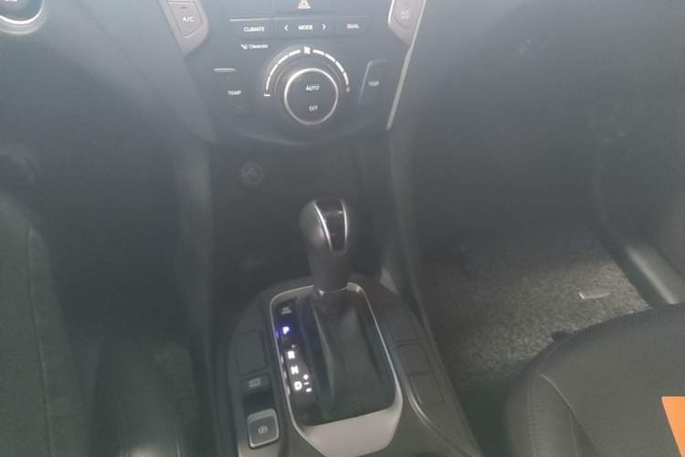 Used Hyundai Santa Fe 2015 2.0T Automatic 4x4 Smart 7-Seater Gear Lever
