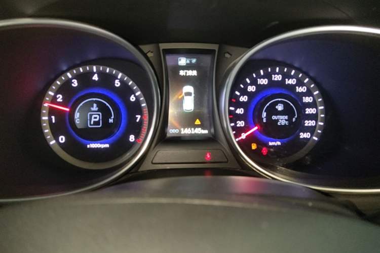 Used Hyundai Santa Fe 2015 2.4L Automatic Two-Wheel Drive Smart Version 5 Seats Instrument Cluster