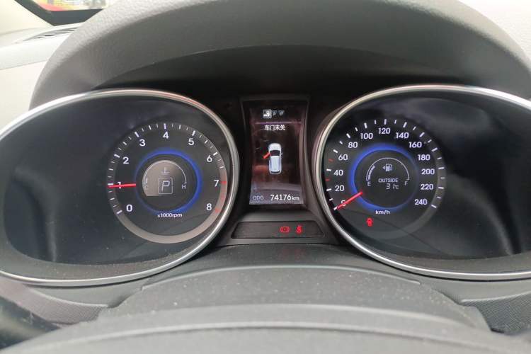 Used Hyundai Santa Fe 2015 2.0T Automatic Two-Wheel Drive Smart Version 5 Seats Instrument Cluster