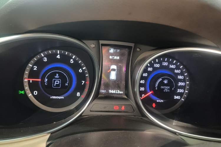 Used Hyundai Santa Fe 2015 2.4L Automatic All-Wheel Drive Smart Version 5 Seats Instrument Cluster