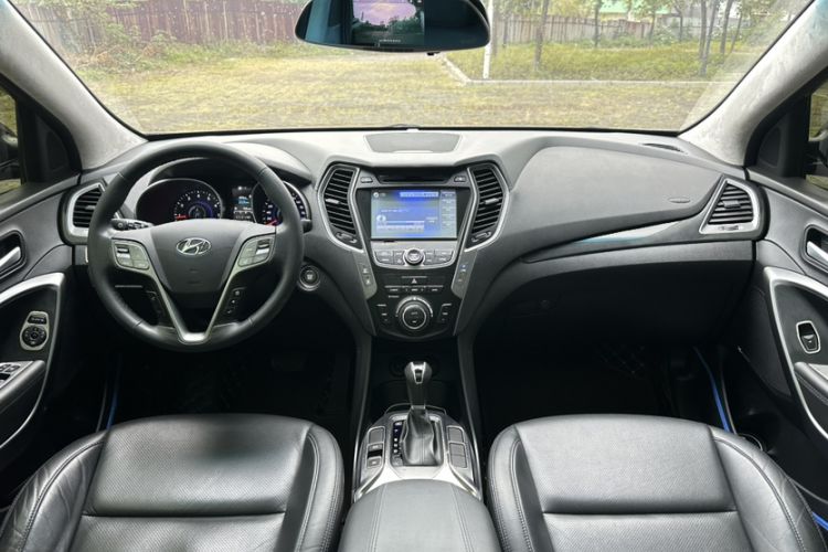 Used Hyundai Santa Fe 2015 2.0T Automatic Two-Wheel Drive Smart Version 5 Seats Interior 1