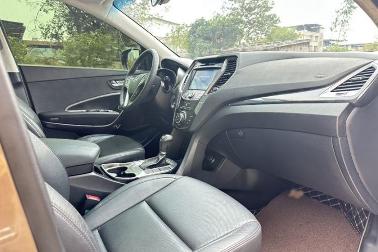 Used Hyundai Santa Fe 2015 2.0T Automatic Two-Wheel Drive Smart Version 5 Seats Interior 2