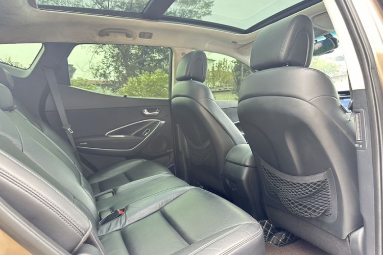 Used Hyundai Santa Fe 2015 2.0T Automatic Two-Wheel Drive Smart Version 5 Seats Interior 3