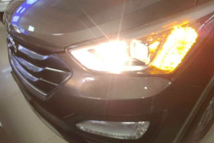 Used Hyundai Santa Fe 2015 2.4L Automatic Two-Wheel Drive Smart Version 5 Seats Left Front Headlight
