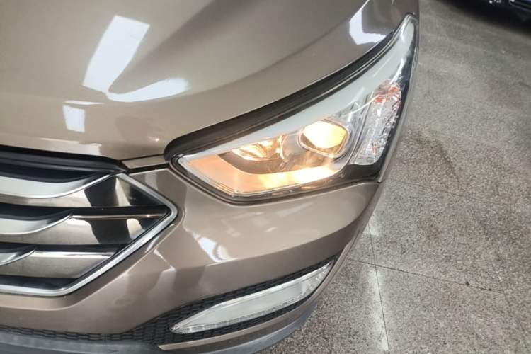 Used Hyundai Santa Fe 2015 2.4L Automatic All-Wheel Drive Smart Version 5 Seats Left Front Headlight