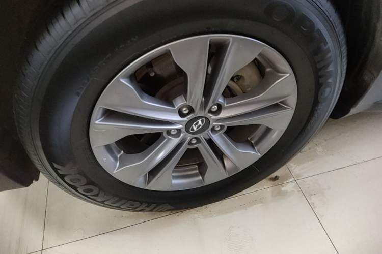 Used Hyundai Santa Fe 2015 2.4L Automatic Two-Wheel Drive Smart Version 5 Seats Left Front Wheel Hub