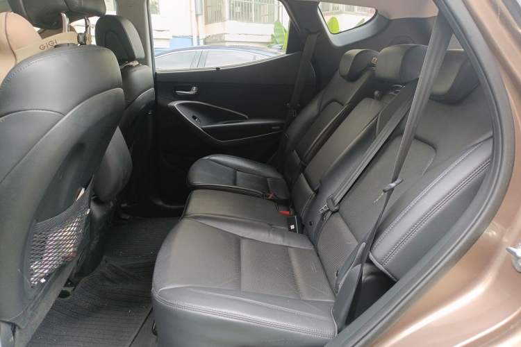 Used Hyundai Santa Fe 2015 2.0T Automatic Two-Wheel Drive Smart Version 5 Seats Left Rear Seat
