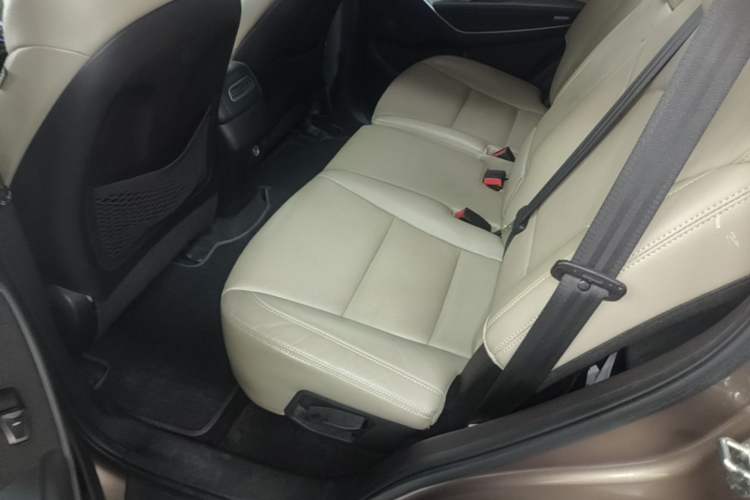 Used Hyundai Santa Fe 2015 2.4L Automatic All-Wheel Drive Smart Version 5 Seats Left Rear Seat