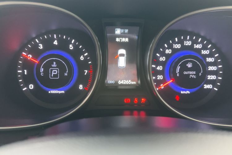 Used Hyundai Santa Fe 2015 2.0T Automatic Two-Wheel Drive Smart Version 5 Seats Odometer Close Up