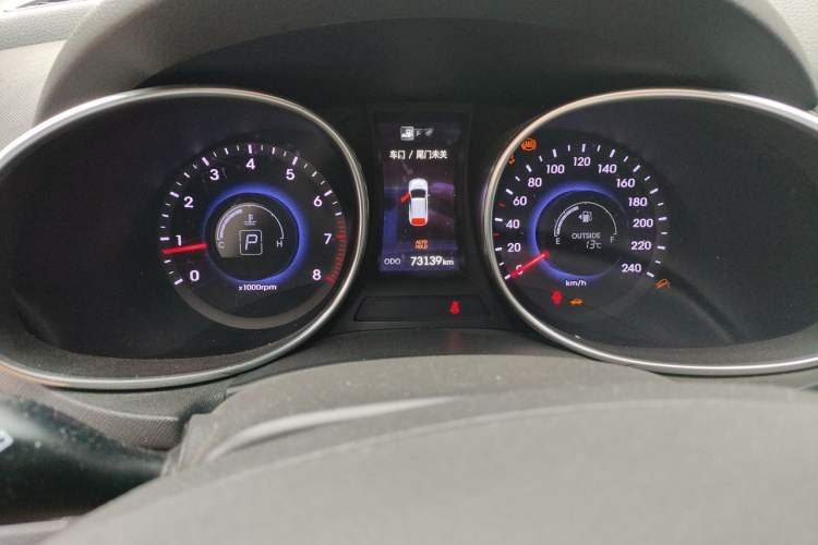 Used Hyundai Santa Fe 2015 2.0T Automatic Two-Wheel Drive Smart Version 5 Seats Odometer Close Up