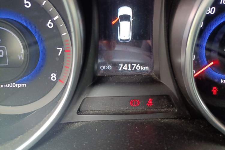 Used Hyundai Santa Fe 2015 2.0T Automatic Two-Wheel Drive Smart Version 5 Seats Odometer Close Up