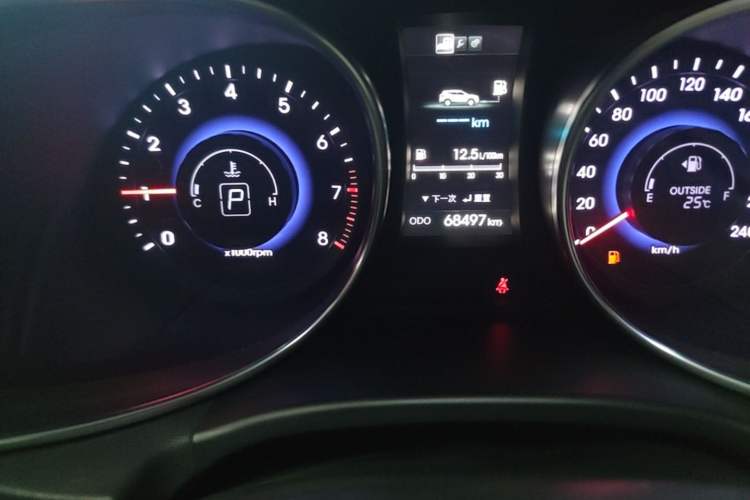 Used Hyundai Santa Fe 2015 2.0T Automatic 4x4 Smart 7-Seater Odometer Close Up