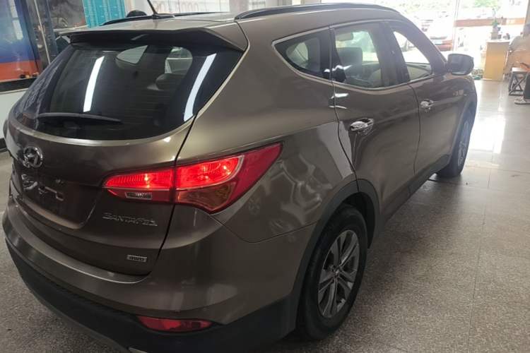 Used Hyundai Santa Fe 2015 2.4L Automatic All-Wheel Drive Smart Version 5 Seats Rear Right 45 Deg