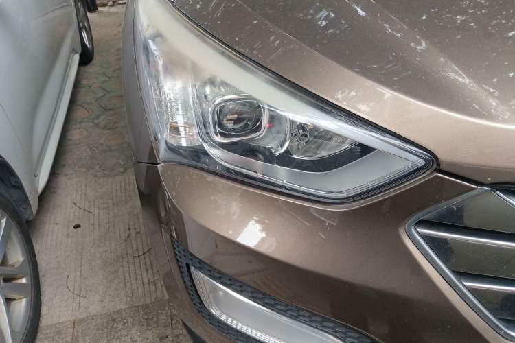 Used Hyundai Santa Fe 2015 2.4L Automatic Two-Wheel Drive Comfort Edition 5 Seats Right Front Headlight