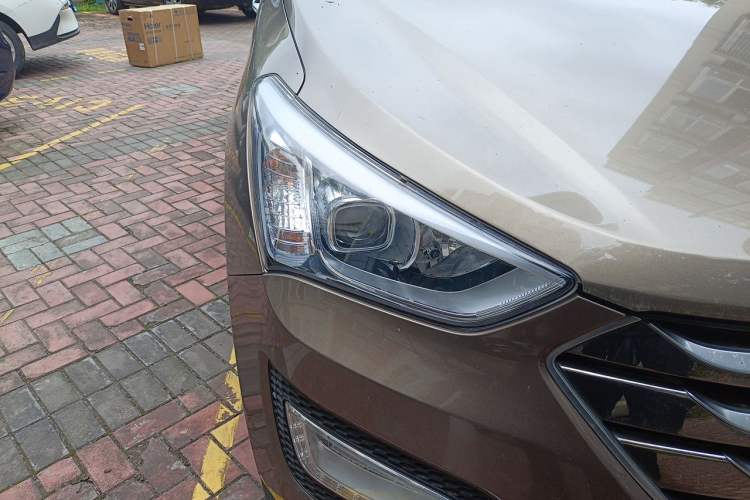 Used Hyundai Santa Fe 2015 2.0T Automatic Two-Wheel Drive Smart Version 5 Seats Right Front Headlight
