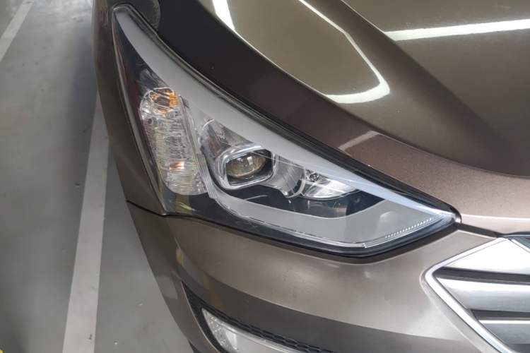 Used Hyundai Santa Fe 2015 2.0T Automatic 4x4 Smart 7-Seater Right Front Headlight