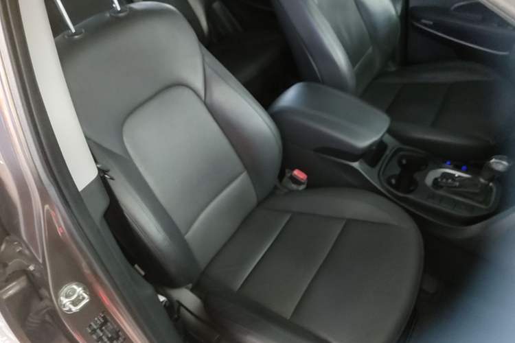 Used Hyundai Santa Fe 2015 2.4L Automatic Two-Wheel Drive Smart Version 5 Seats Right Front Seat