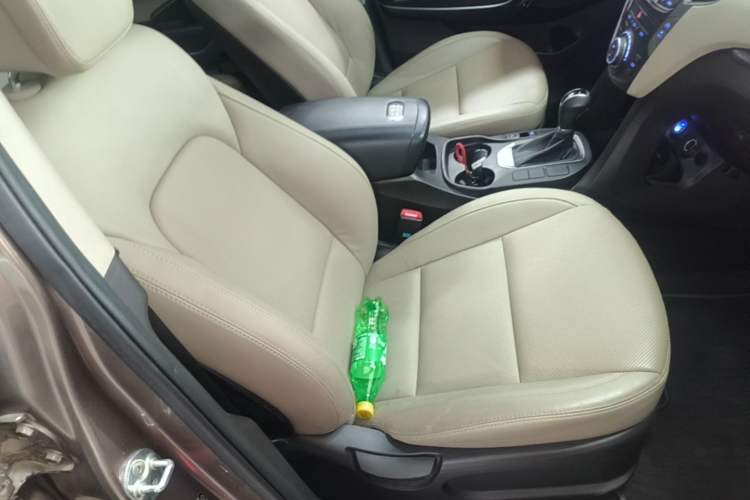 Used Hyundai Santa Fe 2015 2.4L Automatic All-Wheel Drive Smart Version 5 Seats Right Front Seat
