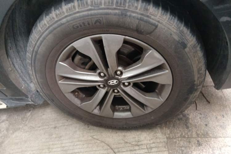Used Hyundai Santa Fe 2015 2.4L Automatic Two-Wheel Drive Comfort Edition 5 Seats Right Front Wheel Hub