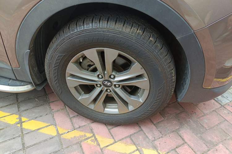 Used Hyundai Santa Fe 2015 2.0T Automatic Two-Wheel Drive Smart Version 5 Seats Right Front Wheel Hub