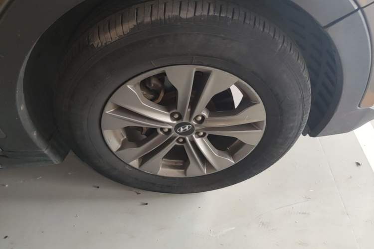 Used Hyundai Santa Fe 2015 2.0T Automatic 4x4 Smart 7-Seater Right Front Wheel Hub