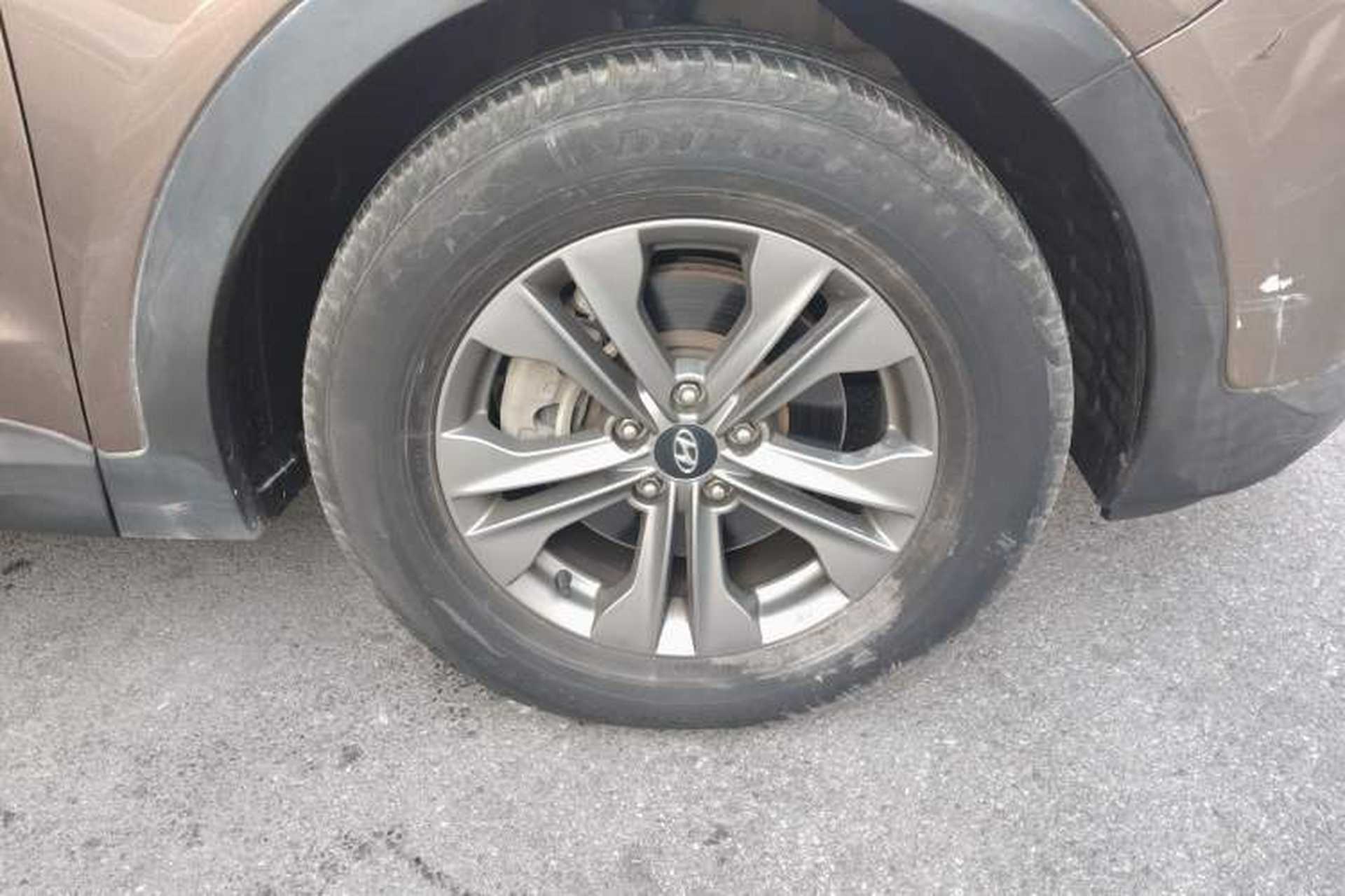 Used Hyundai Santa Fe 2015 2.0T Automatic All-Wheel Drive Smart Version 5 Seats Right Front Wheel Hub