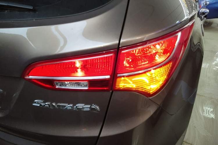 Used Hyundai Santa Fe 2015 2.4L Automatic Two-Wheel Drive Smart Version 5 Seats Right Rear Taillight