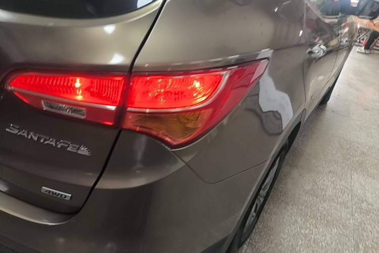 Used Hyundai Santa Fe 2015 2.4L Automatic All-Wheel Drive Smart Version 5 Seats Right Rear Taillight