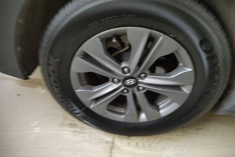 Used Hyundai Santa Fe 2015 2.4L Automatic Two-Wheel Drive Smart Version 5 Seats Right Rear Wheel Hub
