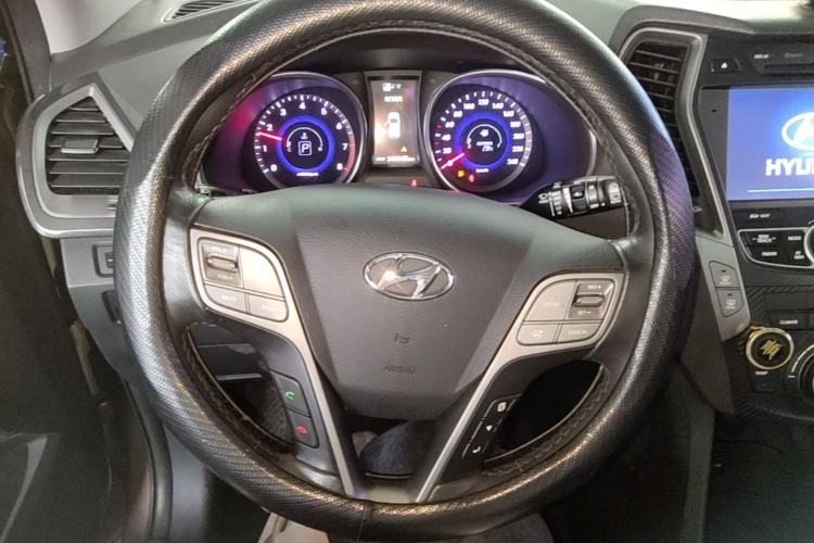 Used Hyundai Santa Fe 2015 2.4L Automatic Two-Wheel Drive Smart Version 5 Seats Steering Wheel
