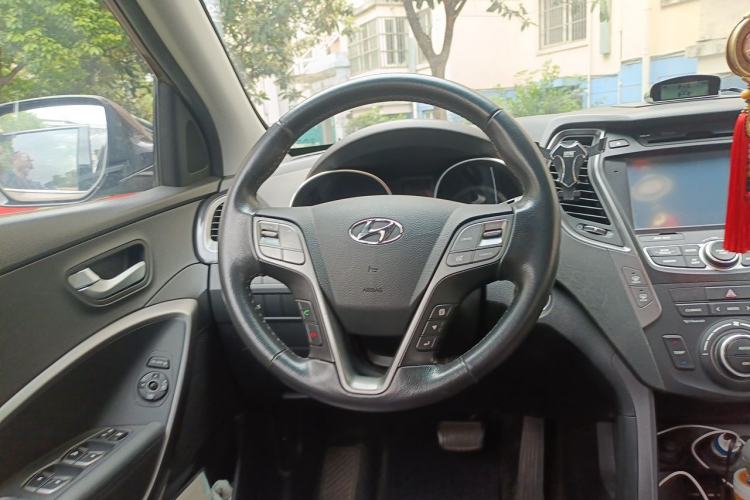 Used Hyundai Santa Fe 2015 2.0T Automatic Two-Wheel Drive Smart Version 5 Seats Steering Wheel