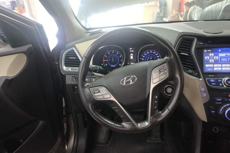 Used Hyundai Santa Fe 2015 2.4L Automatic All-Wheel Drive Smart Version 5 Seats Steering Wheel
