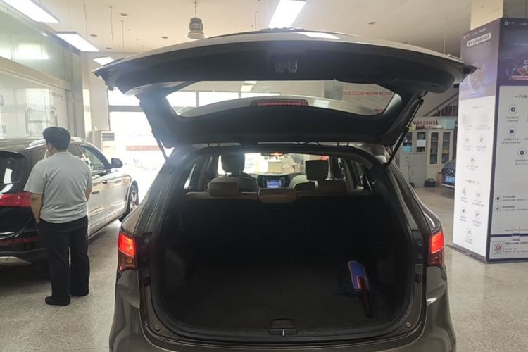 Used Hyundai Santa Fe 2015 2.4L Automatic All-Wheel Drive Smart Version 5 Seats Trunk