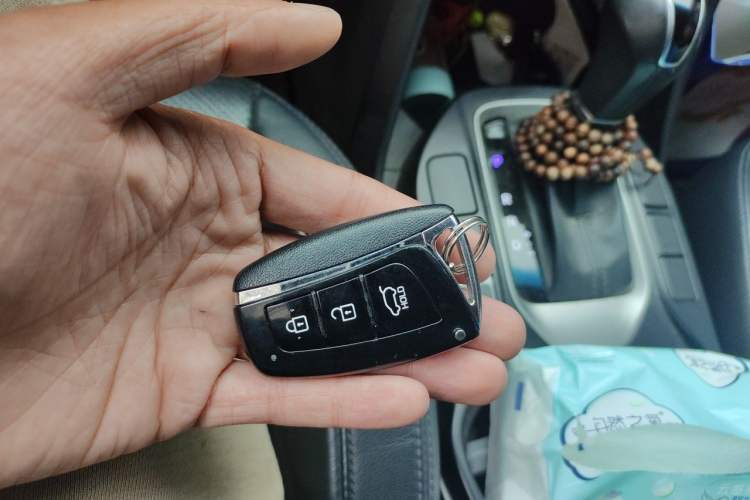 Used Hyundai Santa Fe 2015 2.0T Automatic Two-Wheel Drive Smart Version 5 Seats Vehicle Key