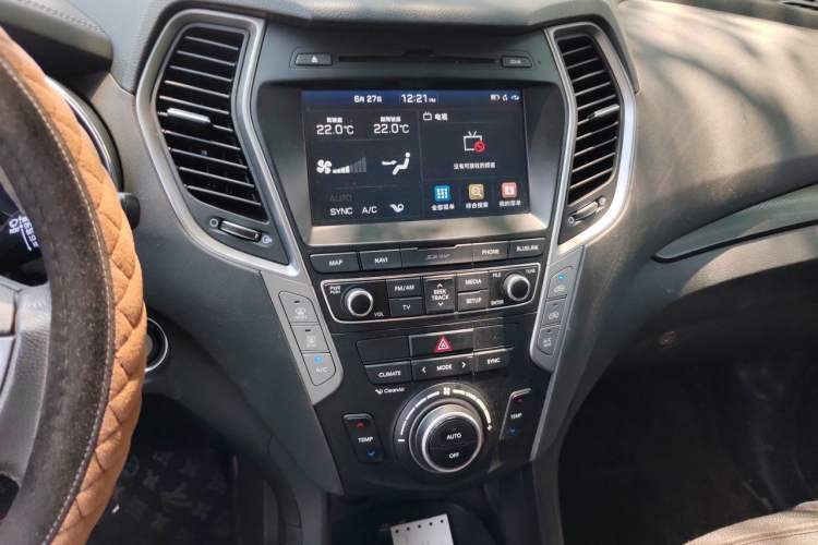 Used Hyundai Santa Fe 2017 2.0T Automatic All-Wheel Drive Smart 7-Seater Audio And AC Panel