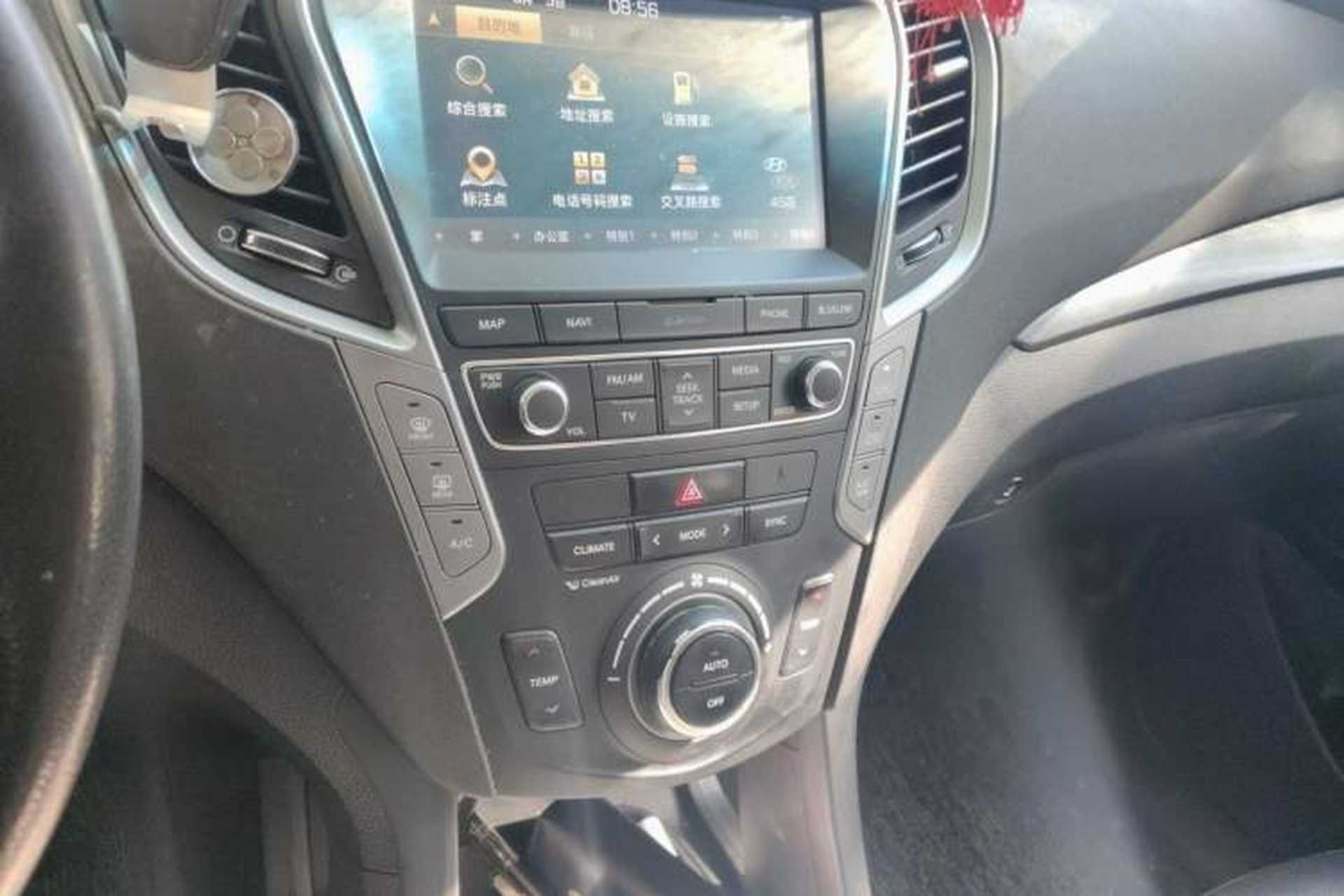 Used Hyundai Santa Fe 2017 2.0T Automatic All-Wheel Drive Smart 7-Seater Audio And AC Panel