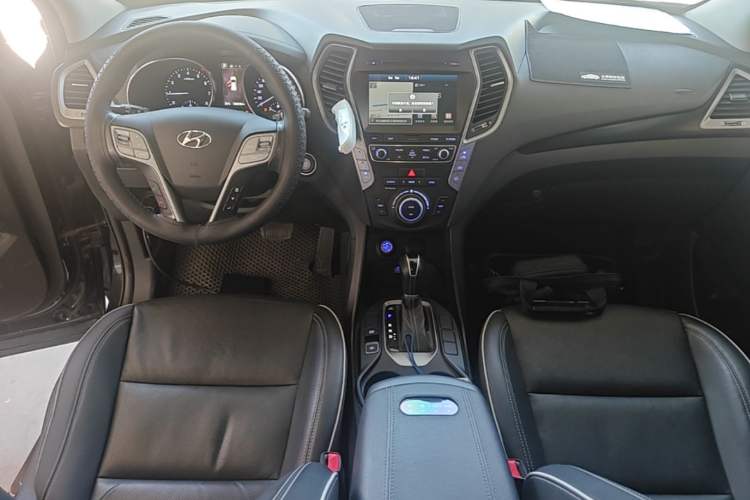 Used Hyundai Santa Fe 2017 2.0T Automatic All-Wheel Drive Smart 7-Seater Center Console