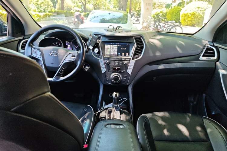 Used Hyundai Santa Fe 2017 2.0T Automatic All-Wheel Drive Smart 7-Seater Center Console