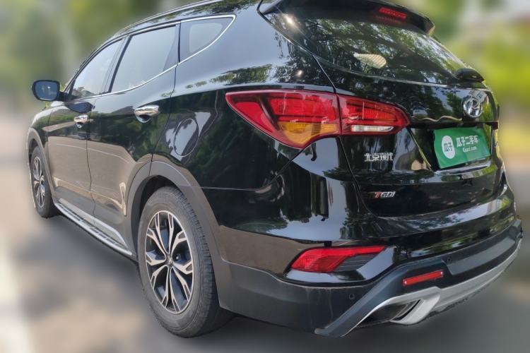 Used Hyundai Santa Fe 2017 2.0T Automatic All-Wheel Drive Smart 7-Seater Exterior 2