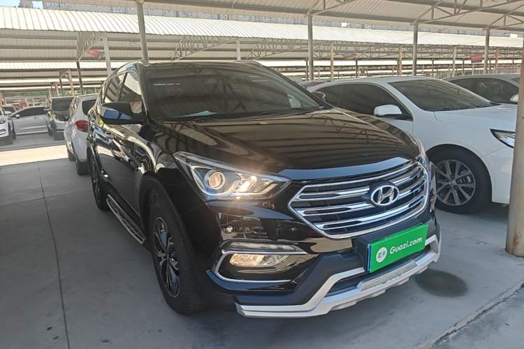 Used Hyundai Santa Fe 2017 2.0T Automatic All-Wheel Drive Smart 7-Seater Front Right 45 Deg
