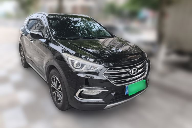 Used Hyundai Santa Fe 2017 2.0T Automatic Two-Wheel Drive Smart Version 7 Seats Front Right 45 Deg