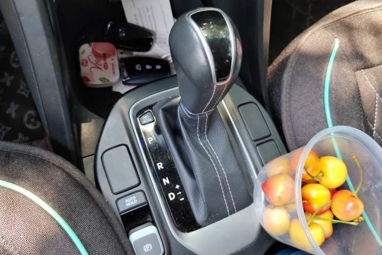 Used Hyundai Santa Fe 2017 2.0T Automatic All-Wheel Drive Smart 7-Seater Gear Lever