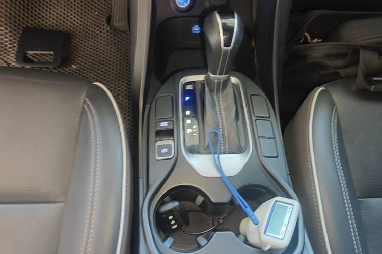 Used Hyundai Santa Fe 2017 2.0T Automatic All-Wheel Drive Smart 7-Seater Gear Lever
