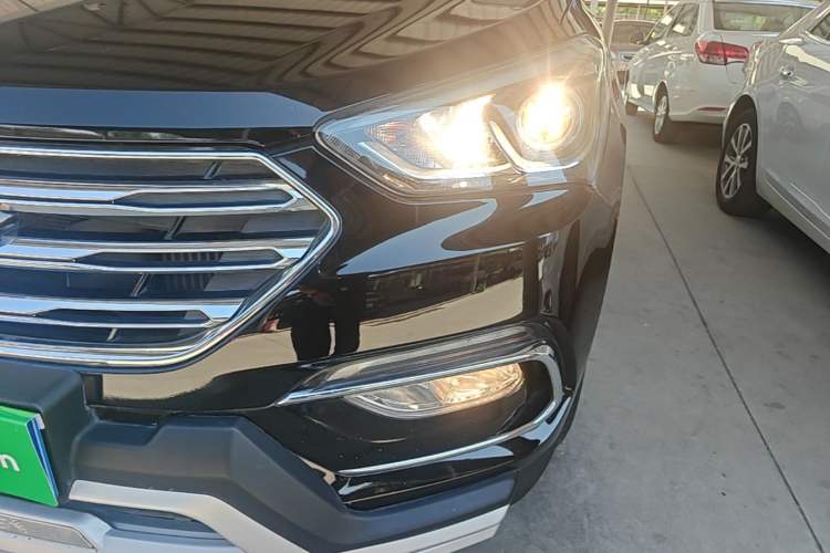 Used Hyundai Santa Fe 2017 2.0T Automatic All-Wheel Drive Smart 7-Seater Left Front Headlight