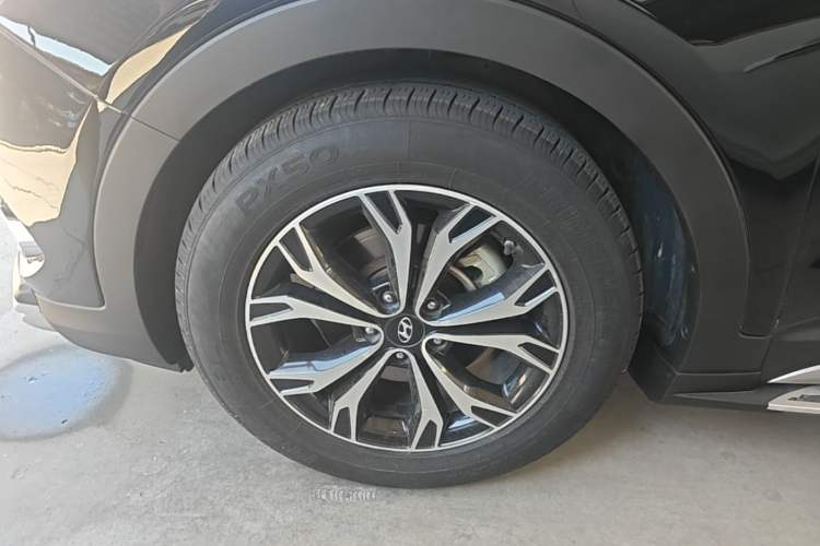 Used Hyundai Santa Fe 2017 2.0T Automatic All-Wheel Drive Smart 7-Seater Left Front Wheel Hub