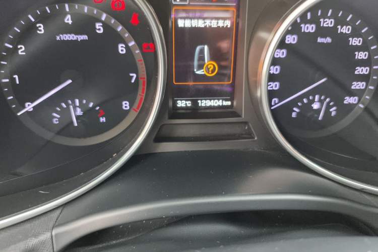 Used Hyundai Santa Fe 2017 2.0T Automatic Two-Wheel Drive Smart Version 7 Seats Odometer Close Up