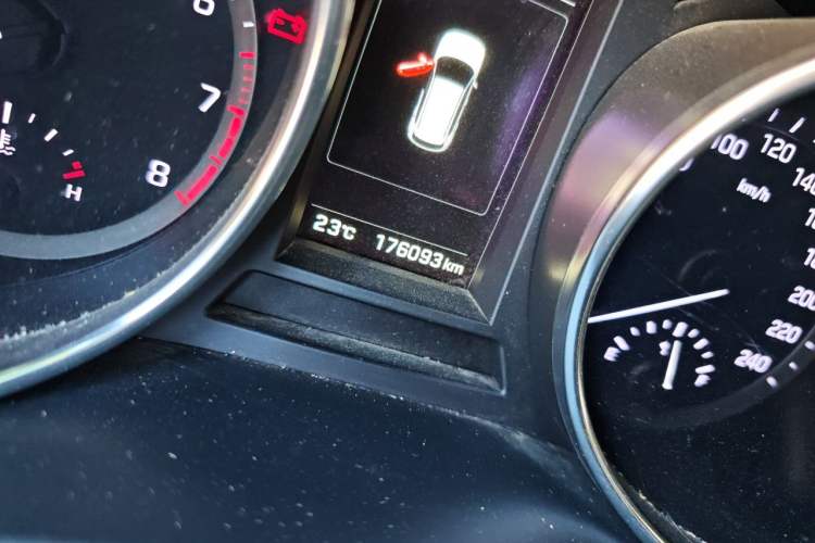 Used Hyundai Santa Fe 2017 2.0T Automatic All-Wheel Drive Smart 7-Seater Odometer Close Up